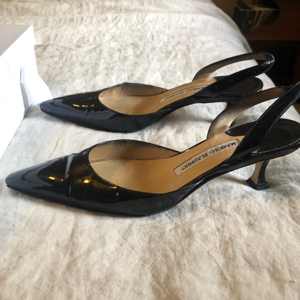 Manolo blahnik singbacks. Patent leather. Sz 37.